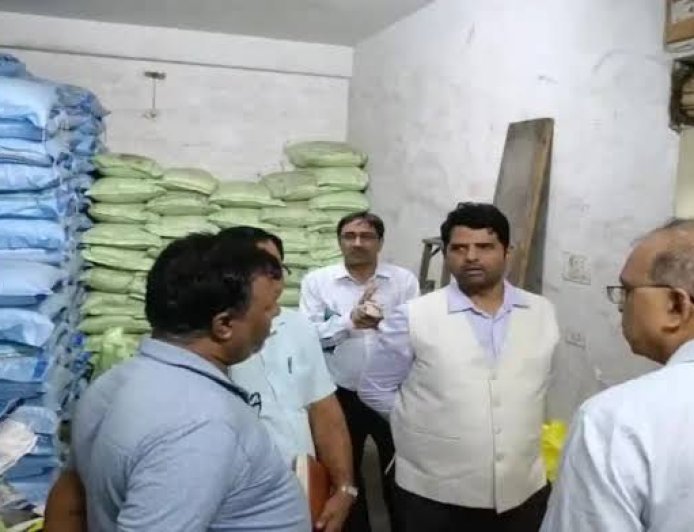 उर्वरक फैक्ट्री का शासन सचिव ने किया निरीक्षण,  दिए जरूरी निर्देश