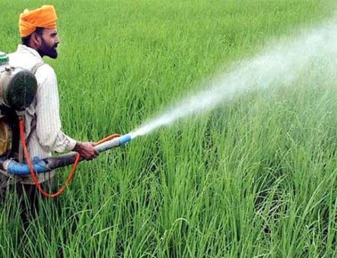 कीट नियंत्रण के लिए किसान फसलों पर करें इनका छिड़काव