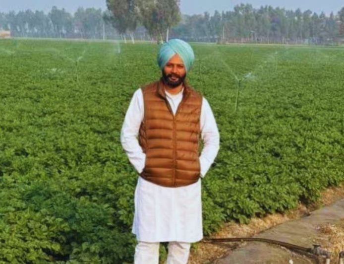 नियति ने बदली किसान की किस्मत, आलू की खेती से कमा रहे विदेशों जैसी कमाई