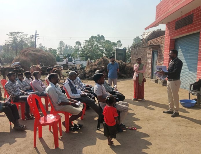 पूरनपुर में किसानों को जैविक खाद बनाने की तकनीक सिखाई गई